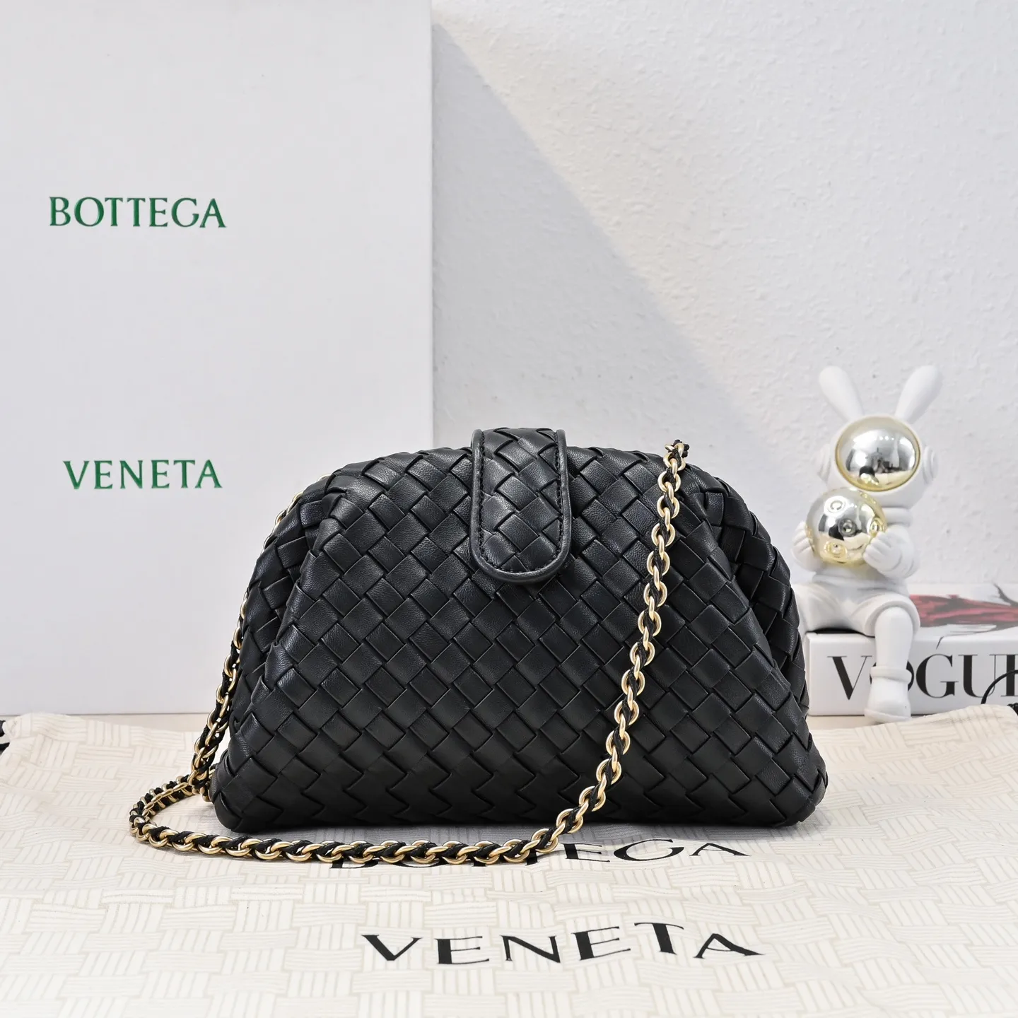 Batch 1880 BOTTEGA VENETA LAUREN 1980 small clutch bag is new! The small size that many people are squatting on is finally here. The self-adjustable zipper is a highlight of this bag. After being removed, it can be used as a handbag for important occasions. One bag unlocks two carrying methods at the same time. It is practical and has a unique sense of structure and beautiful lines. It is more elegant than a small cloud. It is a tribute to the classics and the pursuit of modernity. Style number: 4038 Size: 27*15*8cm